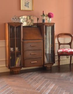 アンティーク家具 ビューロー アンティークの収納家具、イギリスから来たサイドバイサイド