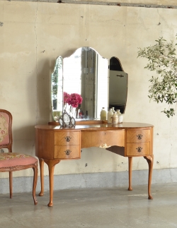 アンティーク家具 アンティークのドレッサー 美しいアンティークの英国家具、三面鏡のドレッシングテーブル