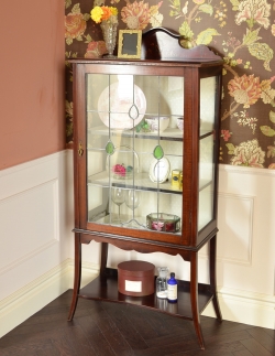 アンティーク家具 アンティークのキャビネット ステンドグラスが入ったアンティーク家具、キレイなガラスキャビネット