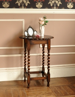 アンティーク家具 アンティークの英国家具、ツイスト脚の小さなオケージョナルテーブル