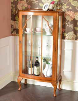 アンティーク家具  ウォルナット材のアンティーク家具、英国のガラスキャビネット（飾り棚）