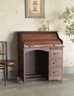 アンティーク家具 ビューロー イギリス輸入のアンティーク家具、おしゃれなロールトップテーブル（デスク）