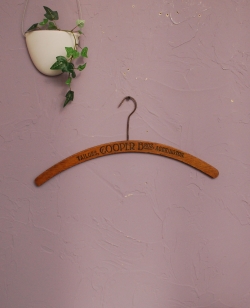 アンティーク雑貨 アンティーク額縁・ポスター スタンプ入りの木製のアンティークハンガー　