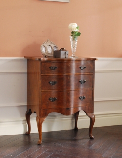 アンティーク家具  高級感のある英国のアンティーク家具、ウォルナット材の小さなチェスト