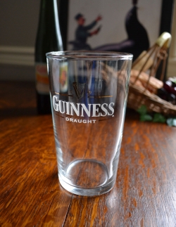 アンティーク雑貨 イギリスアンティーク雑貨 アンティークのGUINNESS(ギネス)グラス