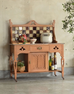 アンティーク家具 アンティークのキャビネット アンティークの英国家具、タイルのウォッシュハンドスタンド（洗面台）