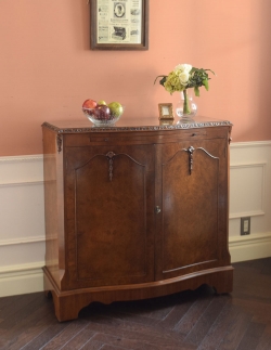 アンティーク家具 アンティークのキャビネット ワインがたっぷり入る高級な英国家具、アンティークのカクテルキャビネット