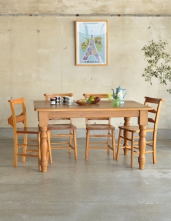 アンティーク家具 アンティークダイニングテーブル イギリスのナチュラルなアンティーク家具、４人掛けのダイニングテーブル