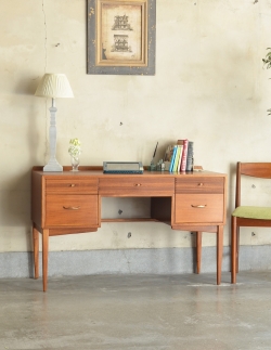 アンティーク家具 アンティークのデスク・書斎机 カッコイイデザインの英国アンティーク家具、ライティングデスク(机)