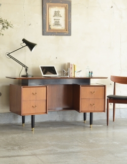 アンティーク家具 アンティークのデスク・書斎机 カッコイイ北欧テイストのビンテージ家具、Gプランのライティングデスク（机）