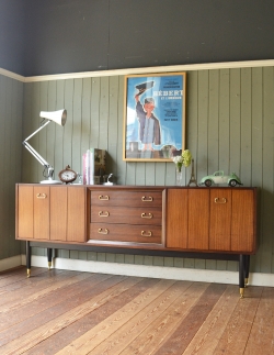 アンティーク家具 アンティークのキャビネット リビングボードにオススメのヴィンテージ家具、Gプランの２トーンサイドボード