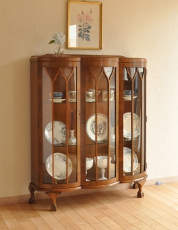 アンティーク家具 アンティークのキャビネット ウォルナット材の英国アンティーク家具、ガラスキャビネット（飾り棚）