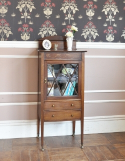 アンティーク家具  マホガニー材のアンティーク家具、ミュージックキャビネット（飾り棚）