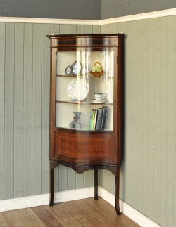 アンティーク家具 アンティークのキャビネット 角を有効に使うアンティーク家具、ガラス扉のコーナーキャビネット