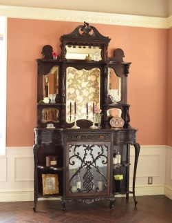 アンティーク家具 アンティークのキャビネット 豪華なアンティーク家具、マホガニー材を使った貴族のキャビネット（飾り棚）