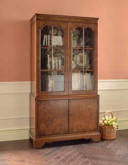 アンティーク家具 アンティークのキャビネット 英国からのアンティーク家具、ガラス扉のブックケース（本棚）