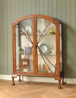 アンティーク家具 アンティークのキャビネット 英国スタイルのアンティーク家具、ウォルナット材のキレイなガラスキャビネット