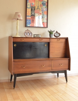 アンティーク家具 アンティークのキャビネット ブラックのラインがカッコイイ、G-planのヴィンテージサイドボード