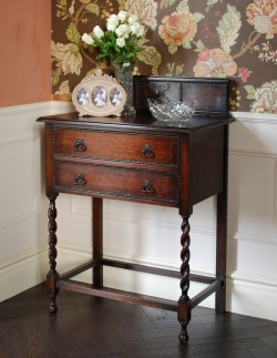 アンティーク家具 アンティークのチェスト クラシックな英国のアンティーク家具、ツイストが美しいサイドチェスト（コンソールテーブル）