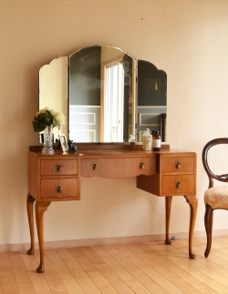 アンティーク家具 アンティークのドレッサー 美しい木目のアンティーク家具、イギリスのドレッサー（三面鏡）