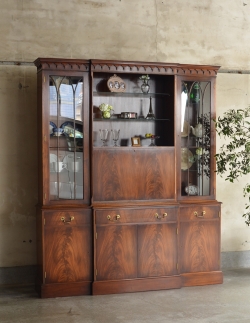 アンティーク家具 アンティークのキャビネット 豪華なアンティーク家具、マホガニー材を使った美しいキャビネット（飾り棚）