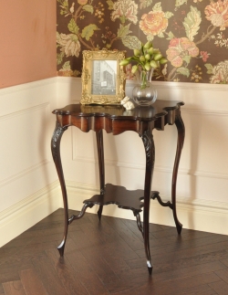 アンティーク家具 オケージョナルテーブル マホガニー材のアンティーク英国家具、美しい脚のオケージョナルテーブル