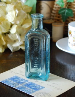 アンティーク雑貨  アンティークガラスボトル、ブルーのエンボスボトル（LUNC TONIC）