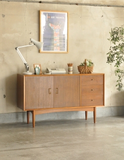 アンティーク家具 アンティークのキャビネット シンプルなビンテージ家具、小さなサイズのサイドボード（テレビ台）