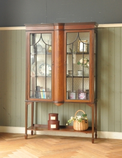 アンティーク家具 アンティークのキャビネット アンティークの大きな英国家具、リボンの象嵌のガラスキャビネット（ショーケース）