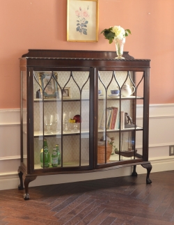 アンティーク家具 アンティークのキャビネット クロウ＆ボールの脚がエレガント、アンティーク家具ガラスキャビネット
