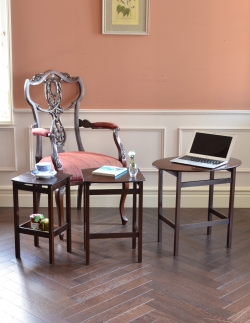 アンティーク家具 アンティークのテーブル イギリスからのマホガニー材アンティーク家具、入り子式のネストテーブル