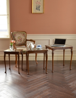 アンティーク家具 アンティークのテーブル 英国のシックなアンティーク家具、3台セットのガラス天板ネストテーブル