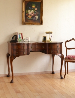 アンティーク家具 アンティークのデスク・書斎机 優雅なアンティーク英国家具、ウォルナット材のライティングデスク