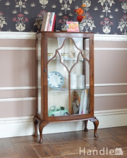 アンティーク家具 アンティークのキャビネット ウォルナット材のアンティーク家具、英国輸入のガラスキャビネット（飾り棚）