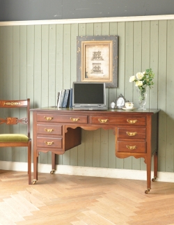 アンティーク家具 アンティークのデスク・書斎机 クラシックなアンティーク家具、素敵なライティングデスク（机） 