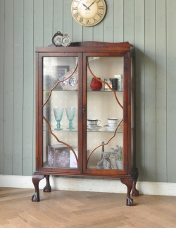 アンティーク家具 アンティークのキャビネット 英国からやってきたアンティーク家具、ガラスキャビネット（飾り棚）
