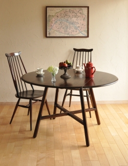 アンティーク家具 アンティークのテーブル 北欧テイストのアンティーク家具、丸い形のアーコールドロップリーフテーブル