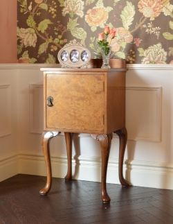 アンティーク家具 アンティークのキャビネット アンティーク家具らしい優雅なデザインの、ペディスタルカップボード（ウォルナット材）