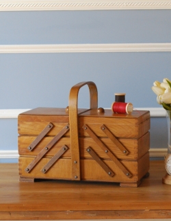 アンティーク家具 ソーイングボックス ナチュラルのアンティークの収納ボックス、木製で温かみのあるソーイングボックス