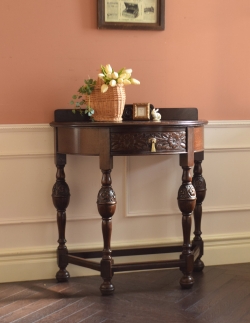 アンティーク家具 アンティークコンソールテーブル イギリス輸入のアンティーク家具、お花の彫りが刻まれたコンソールテーブル