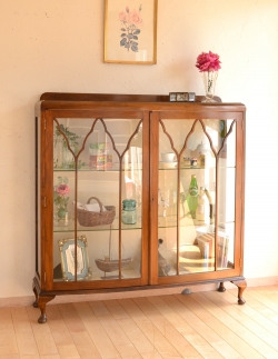 アンティーク家具 アンティークのキャビネット ガラス扉の英国アンティーク家具、色もキレイなウォルナット材のガラスキャビネット（ショーケース）