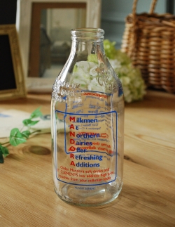 アンティーク雑貨  イラスト入りで可愛いイギリスの牛乳ビン、アンティークガラスボトル（MANDORA） 