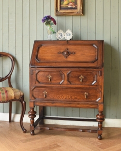アンティーク家具 ビューロー イギリスのアンティーク家具、彫がカッコいいライティングビューロー
