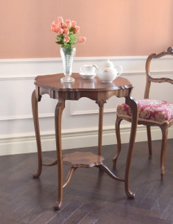 アンティーク家具 オケージョナルテーブル アンティークの高級感のある英国家具、優美なオケージョナルテーブル