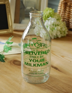 アンティーク雑貨 アンティークビン・香水瓶 イラスト入りで可愛いイギリスの牛乳ビン、アンティークガラスボトル（MILK MAN）