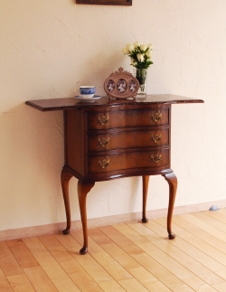 アンティーク家具 アンティークのチェスト ウォルナット材を使った小ぶりなアンティーク家具、伸張式のスモールチェスト