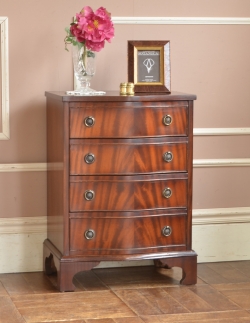 アンティーク家具 アンティークのチェスト 綺麗な艶のアンティーク家具、マホガニー材の４段チェストオブドロワーズ