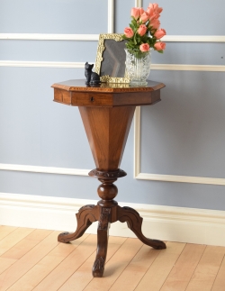 アンティーク家具 ソーイングボックス 英国の便利なアンティーク家具、花台にもなる美しさ、素敵なソーイングボックス