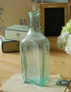 アンティーク雑貨  イギリス輸入のアンティーク雑貨、ふっくらとしたボディのガラスボトル