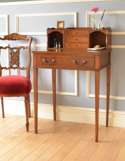 アンティーク家具 アンティークのデスク・書斎机 マホガニー材のアンティーク英国家具、美しい大人のライティングデスク